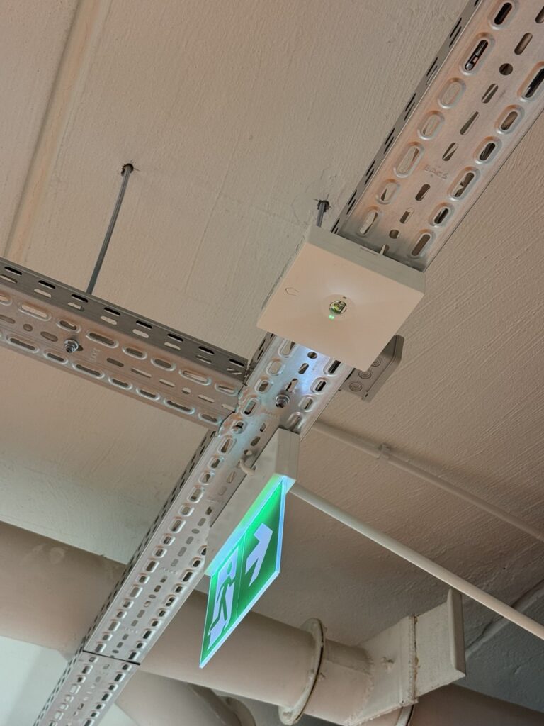 Montaż oświetlenia awaryjnego w magazynie