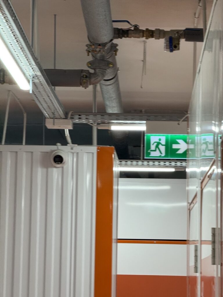 Podłączenie czujników ruchu w hali produkcyjnej