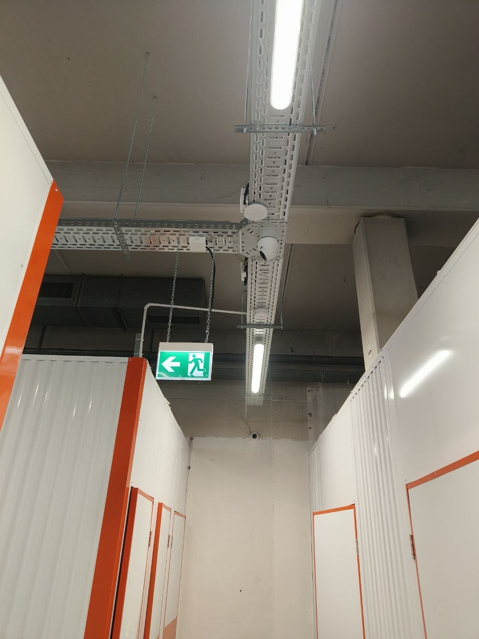 Prowadzenie instalacji i okablowania w obiektach magazynowych i przemysłowych.