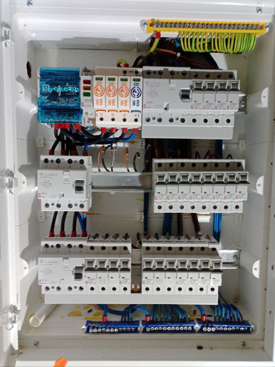 Montaż i składanie rozdzielnic elektrycznych